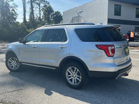 Used 2017 Ford Explorer XLT w/ Equipment Group 202A image 3
