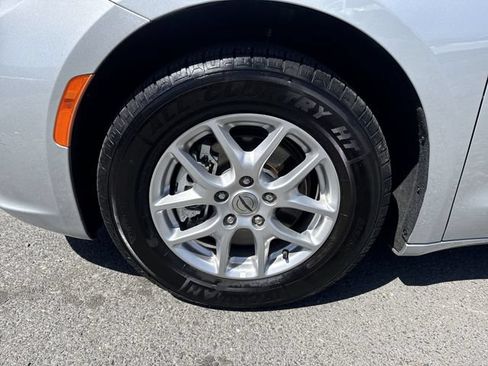 Used 2024 Chrysler Pacifica Touring-L FWD image 10