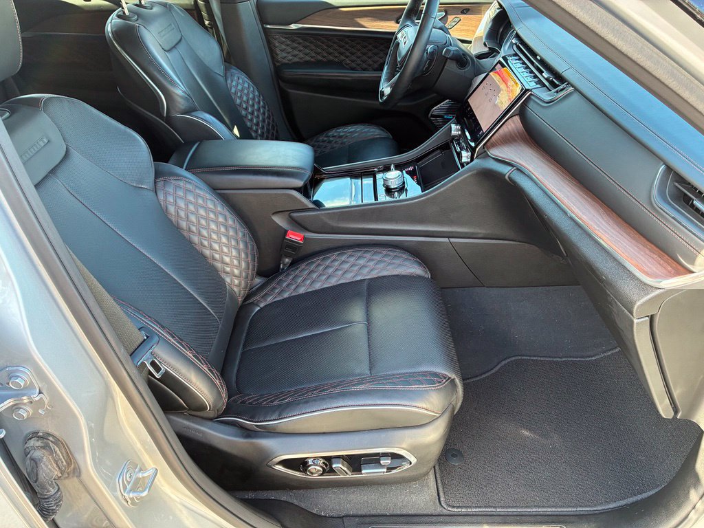 Used 2023 Jeep Grand Cherokee Summit w/ Advanced Protech Group IV AWD/4WD image 31