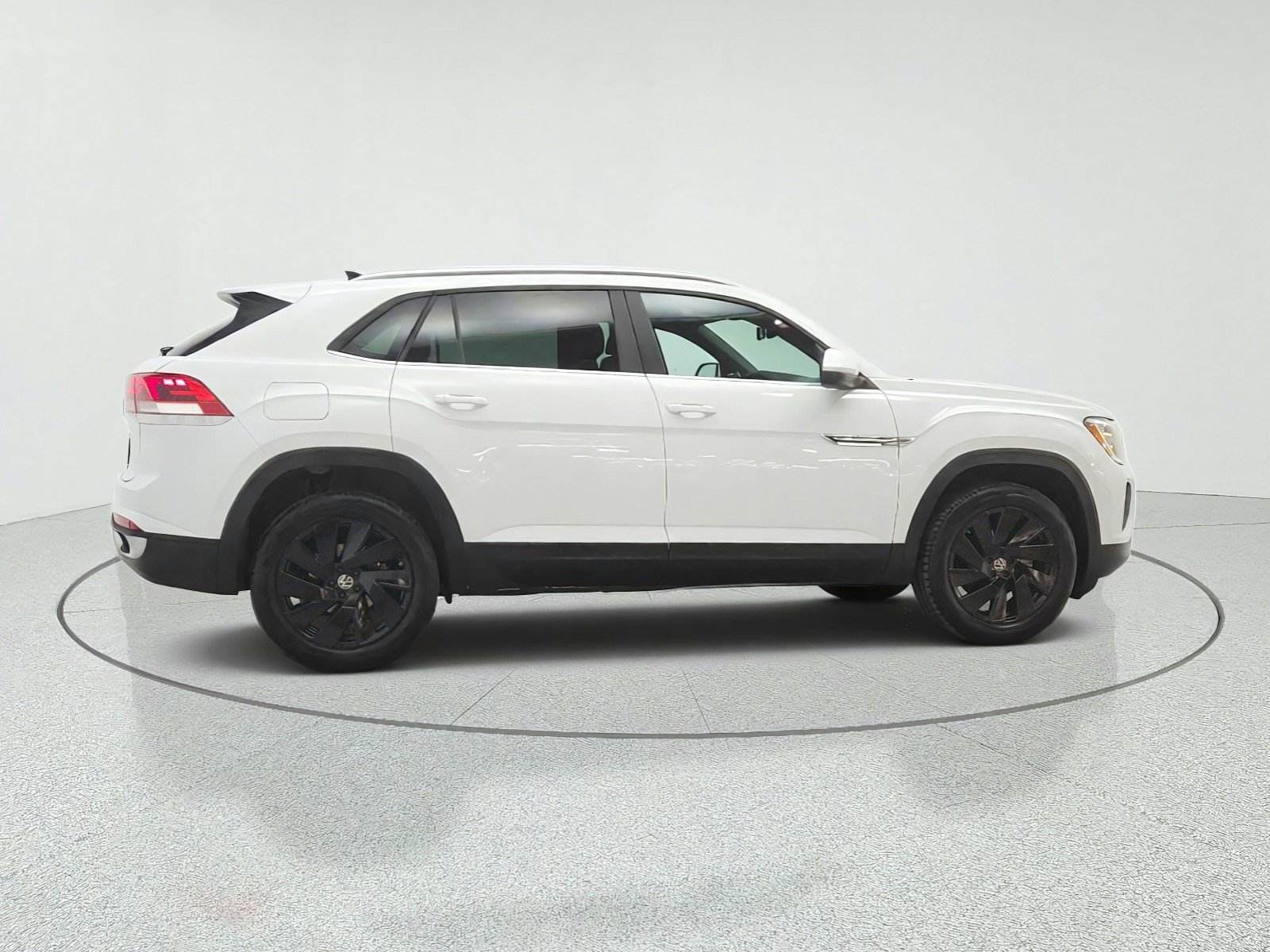 Used 2024 Volkswagen Atlas Cross Sport SE w/ Black Wheel Package FWD image 4