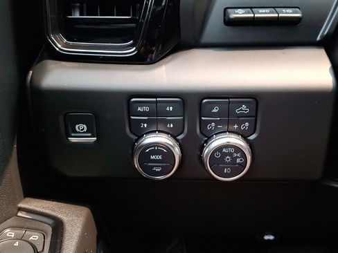 Used 2024 GMC Sierra 1500 AT4 w/ Technology Package AWD/4WD image 24