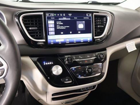 Used 2024 Chrysler Pacifica Touring-L image 5