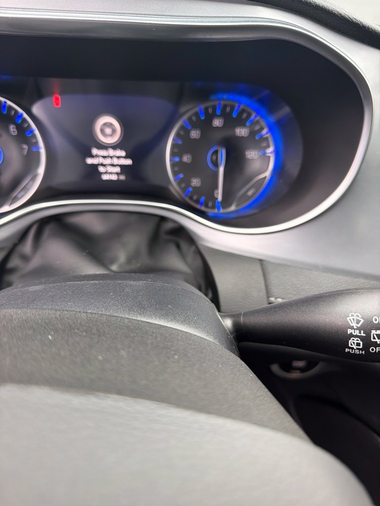 Used 2025 Chrysler Pacifica Limited FWD image 2