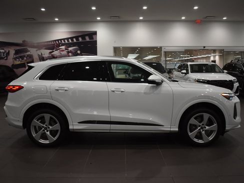 Used 2025 Audi Q5 Premium Plus w/ Premium Plus AWD/4WD image 8