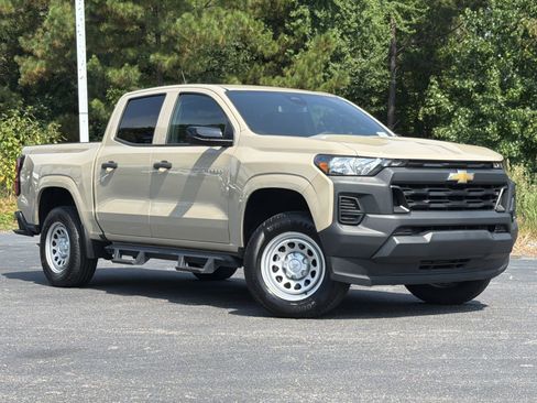 Used 2024 Chevrolet Colorado W/T w/ WT Convenience Package II RWD image 2