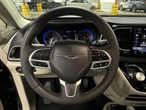 Used 2023 Chrysler Pacifica Touring-L image 19