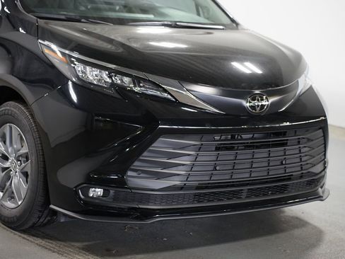 New 2026 Toyota Sienna XLE FWD image 4