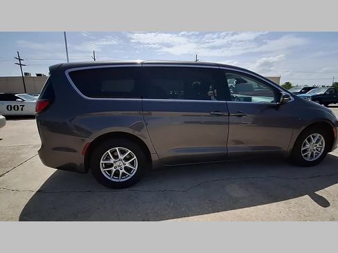 Used 2023 Chrysler Pacifica Touring-L FWD image 39
