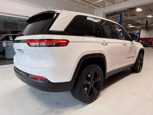 Used 2023 Jeep Grand Cherokee Altitude AWD/4WD image 10
