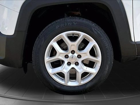 Used 2017 Jeep Renegade Latitude AWD/4WD image 31