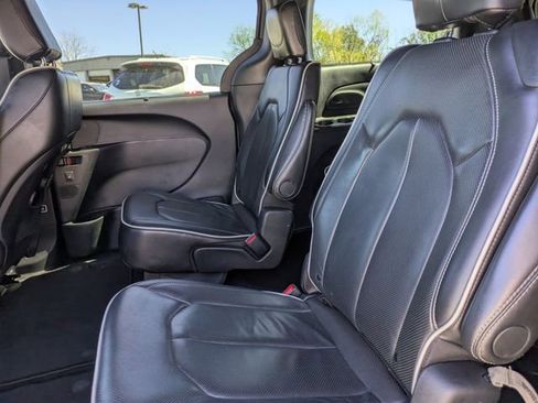 Used 2025 Chrysler Pacifica Limited FWD image 14