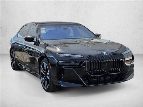 New 2026 BMW i7 M70 w/ Executive Package AWD/4WD image 3