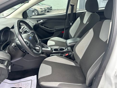 Used 2014 Ford Focus SE w/ SE Sport Package FWD image 12