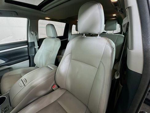 Used 2018 Toyota Highlander XLE image 19