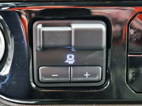 Used 2024 Chevrolet Silverado 1500 LT AWD/4WD image 26