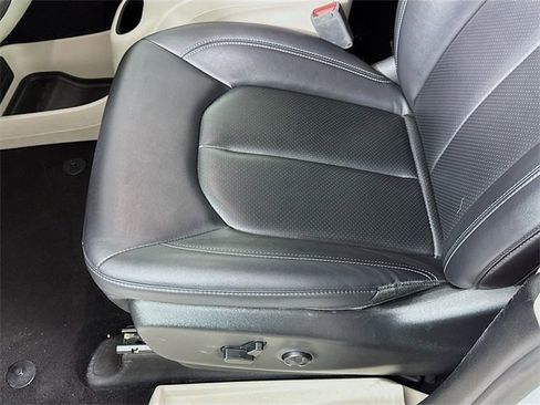 Used 2024 Chrysler Pacifica Select image 20