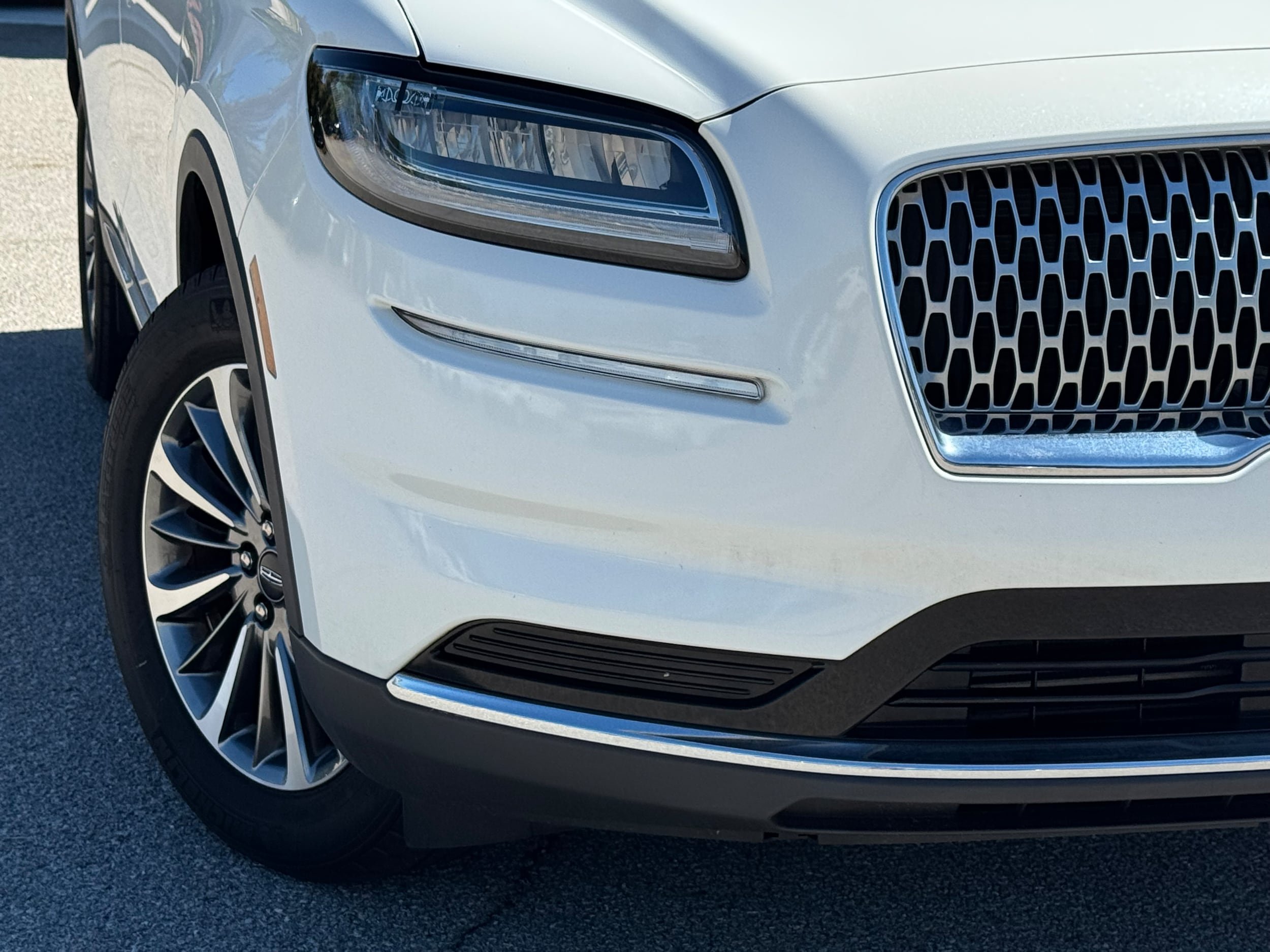 Used 2023 Lincoln Nautilus FWD image 3