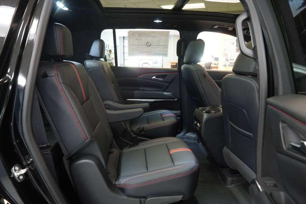 New 2026 Chevrolet Traverse RS w/ LPO, Floor Liner Package AWD/4WD image 35