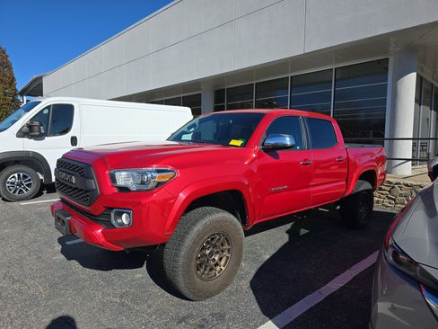 Used 2017 Toyota Tacoma Limited image 4