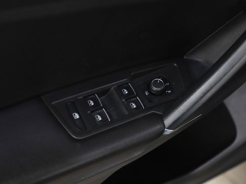 Used 2020 Volkswagen Tiguan SE image 20