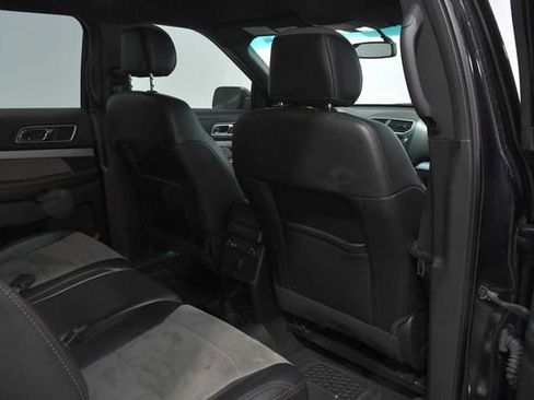 Used 2017 Ford Explorer XLT w/ Equipment Group 202A FWD image 15