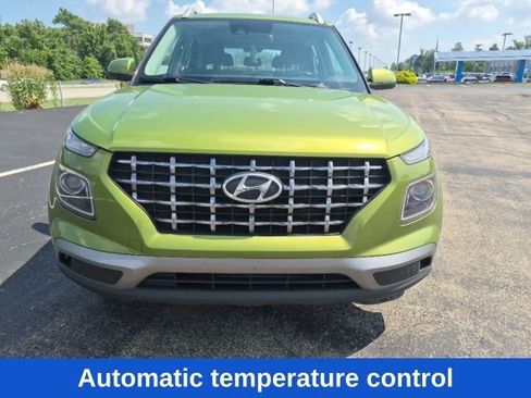 Used 2022 Hyundai Venue SEL FWD image 2