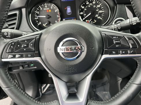 Used 2018 Nissan Rogue SV image 17