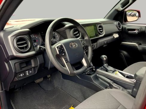 Used 2018 Toyota Tacoma TRD Sport w/ Technology Package RWD image 17