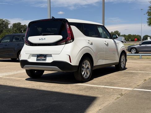 Used 2025 Kia Soul LX w/ LX Technology Package FWD image 4