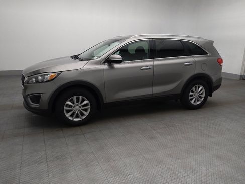 Used 2017 Kia Sorento LX w/ LX Convenience Package image 2