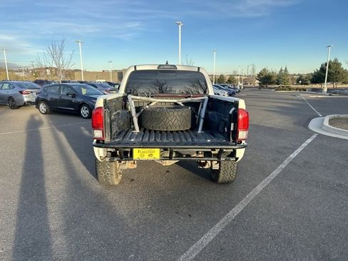 Used 2017 Toyota Tacoma TRD Sport image 4
