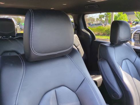 Used 2025 Chrysler Pacifica Select image 7
