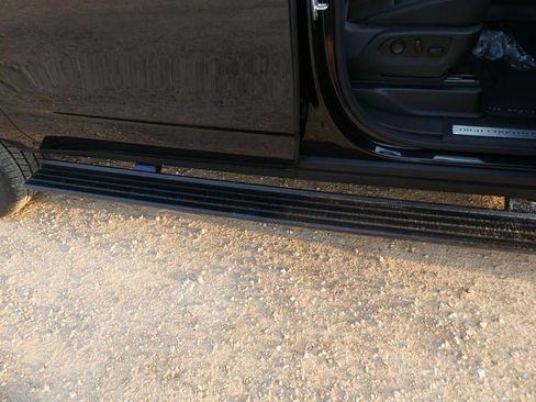 New 2026 Chevrolet Suburban High Country AWD/4WD image 9