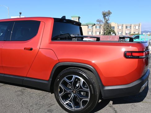 Used 2025 Rivian R1T Adventure image 11