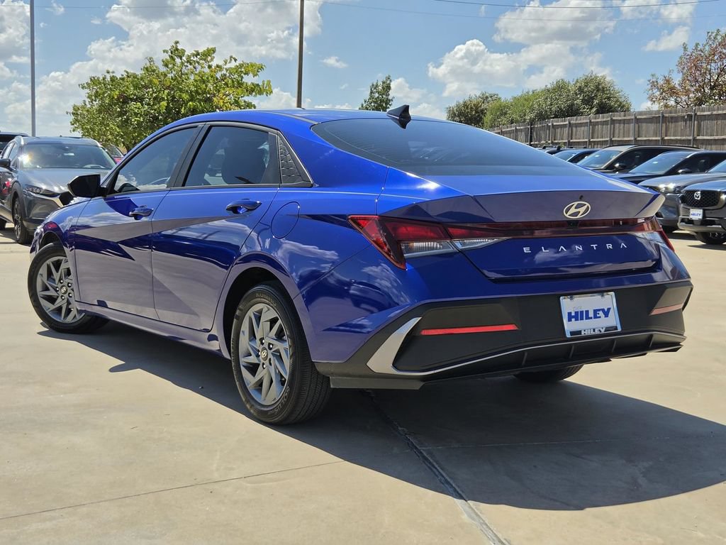 Used 2024 Hyundai Elantra SEL FWD image 3