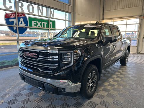 Used 2025 GMC Sierra 1500 SLT image 3