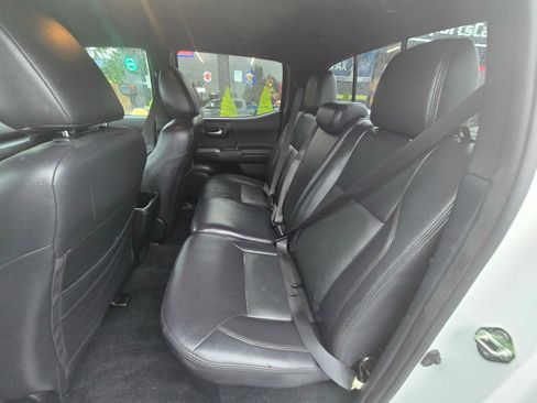 Used 2017 Toyota Tacoma TRD Off-Road w/ Tow Package image 9