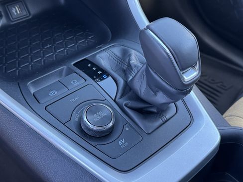 Used 2025 Toyota RAV4 SE image 30