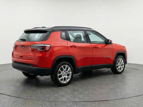 Used 2025 Jeep Compass Limited image 9