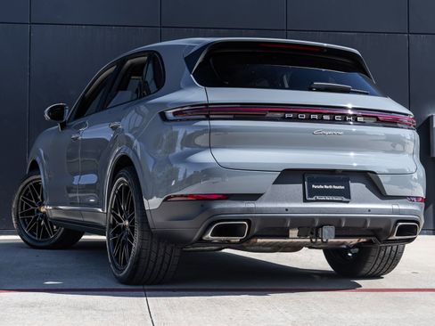 Certified 2026 Porsche Cayenne image 3