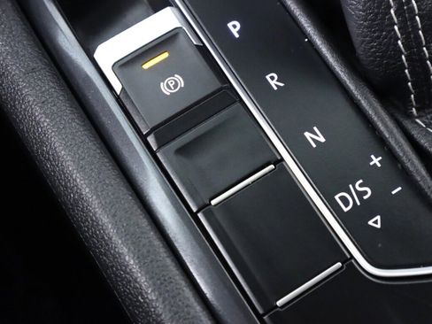 Used 2021 Volkswagen Tiguan SE image 27