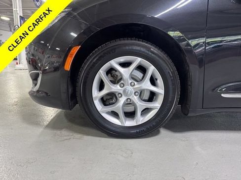 Used 2017 Chrysler Pacifica Touring-L w/ Tire & Wheel Group FWD image 9