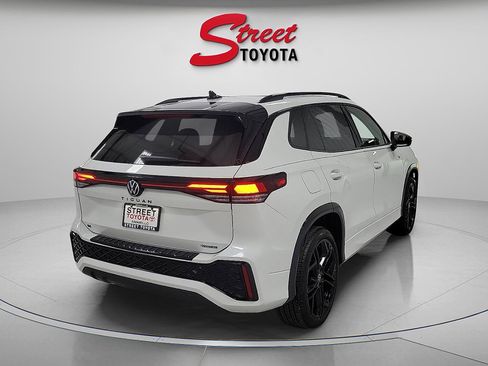 Used 2025 Volkswagen Tiguan SE R-Line AWD/4WD image 4