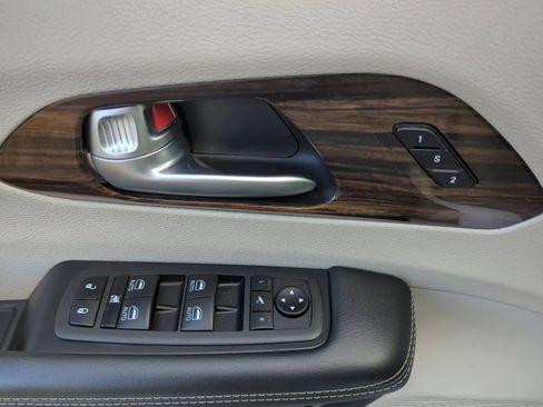 Used 2023 Chrysler Pacifica Limited FWD image 13