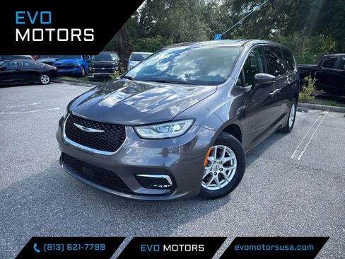 Used 2023 Chrysler Pacifica Touring-L FWD image 1