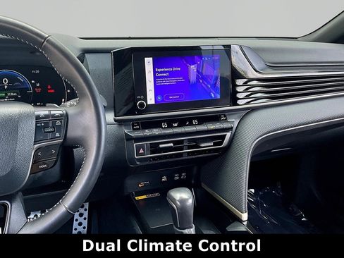 Used 2025 Toyota Camry SE image 9