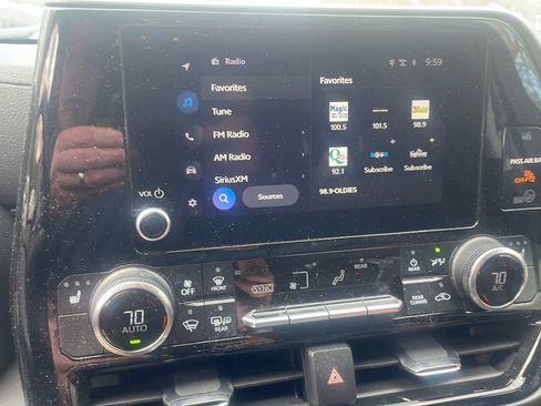 Used 2023 Toyota Highlander XLE AWD/4WD image 17