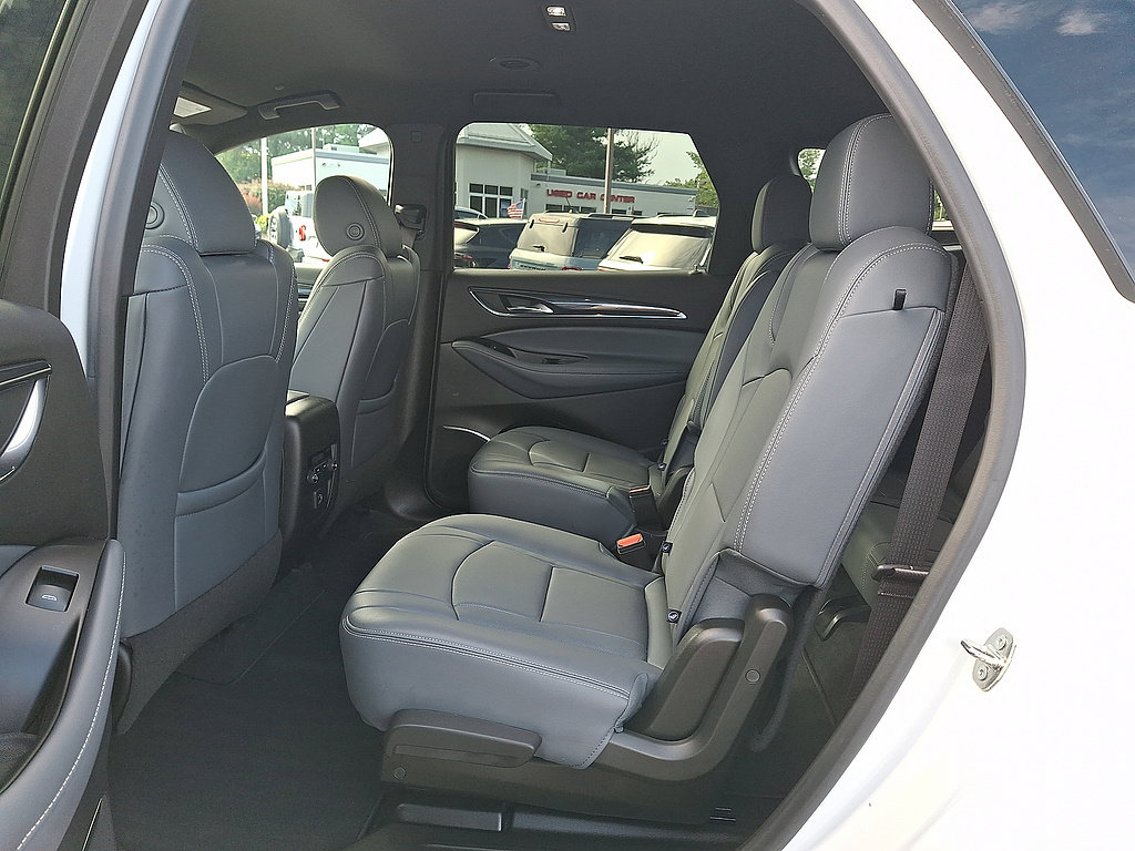 Used 2024 Buick Enclave Essence AWD/4WD image 6