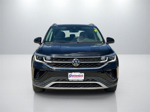Used 2022 Volkswagen Taos SEL image 2