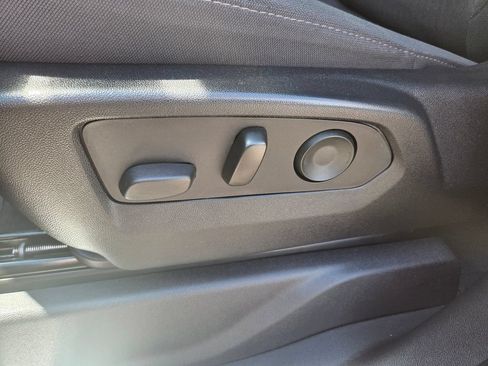 Used 2022 Chevrolet Silverado 1500 LT AWD/4WD image 9